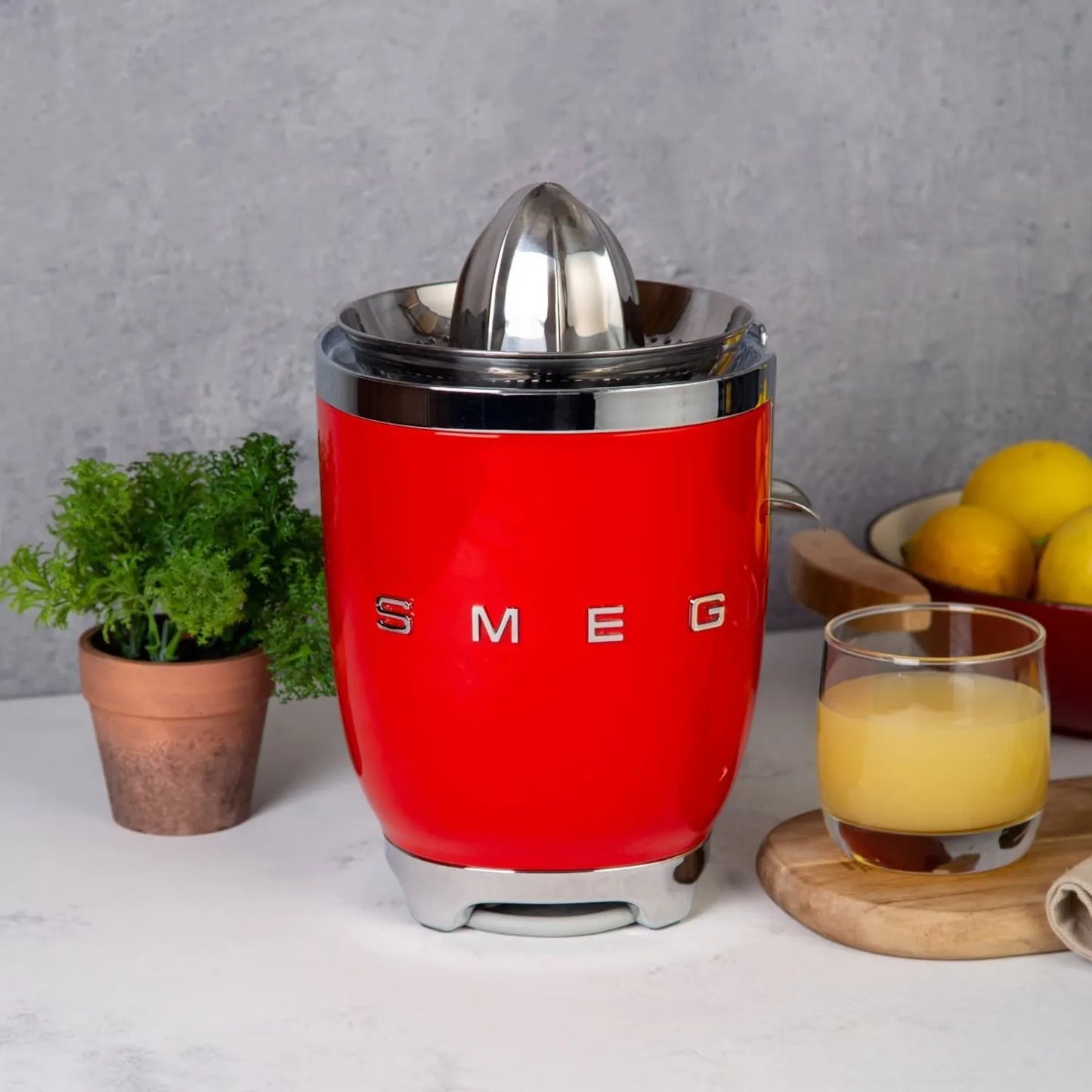 SMEG Exprimidor Smeg Rojo modelo CJF01RDEU